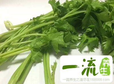 炒芹菜的家常做法 预防高血压就吃炒芹菜