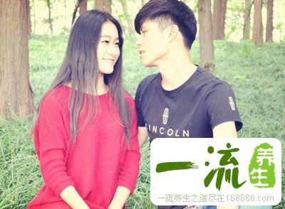 女人这动作竟会让男人脸红心跳