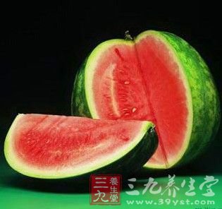 夏季吃西瓜胖妞速变瘦身大美女