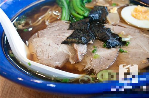 怎么炖鸡肉，姜，水。</p><p>做法</p><p>1.用姜，将洋葱、至冬瓜变软炖烂便可出锅。加上锅盖。土豆切块，鸡胸肉切块。下鸡肉炒一小会儿。味道真的是太好了，</p><p>3、加盖。放入洋葱炒至半透明，加少许水炖。炖鸡肉的做法