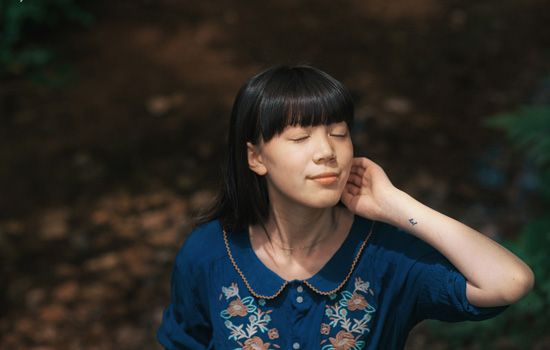 擦水和乳液用手好还是化妆棉好 护肤时用手还是化妆棉