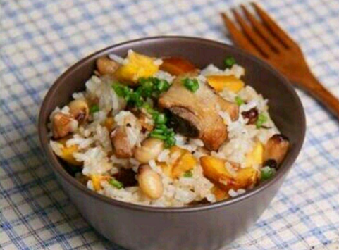 排骨焖饭怎么做好吃 电饭煲排骨焖饭的做法图解