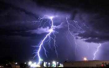 打雷可以玩电脑吗 打雷对电脑的危害