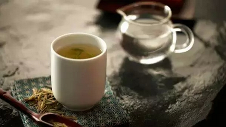 达子香叶泡水有什么功效 香叶泡水喝的功效