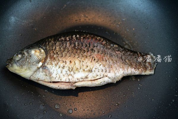 鲫鱼豆腐汤如何熬成奶白色 奶白色的鲫鱼豆腐汤做法大全