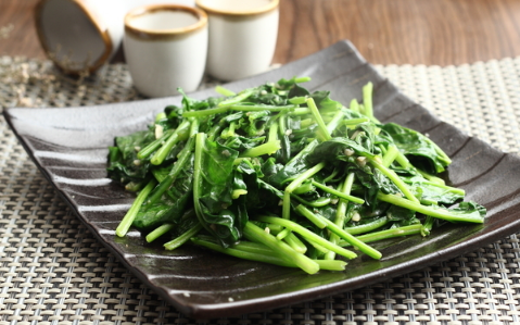 菠菜能用铁锅炒吗 用铁锅炒菠菜有什么好处