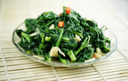 菠菜能用铁锅炒吗 用铁锅炒菠菜有什么好处