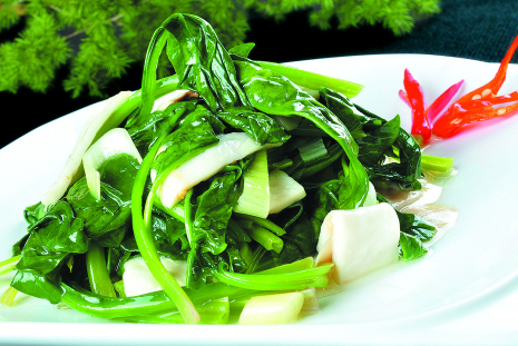 菠菜能用铁锅炒吗 用铁锅炒菠菜有什么好处